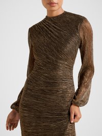 Metallic bronze langærmet kjole med tekstureret, draperet stof. Høj halsudskæring og rynkede detaljer skaber en struktureret silhuet.