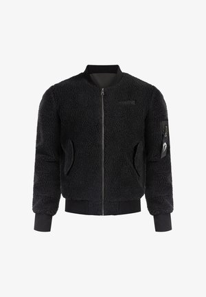Chaqueta bomber negra hecha de tejido de forro polar texturizado, con un cierre frontal, puños y dobladillo acanalados, y un bolsillo lateral con cremallera.