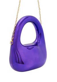 Lila fényes táska, lekerekített formával, tetején fogantyúval és arany láncos pánttal. Simább textúra, minimalista dizájn elemekkel.