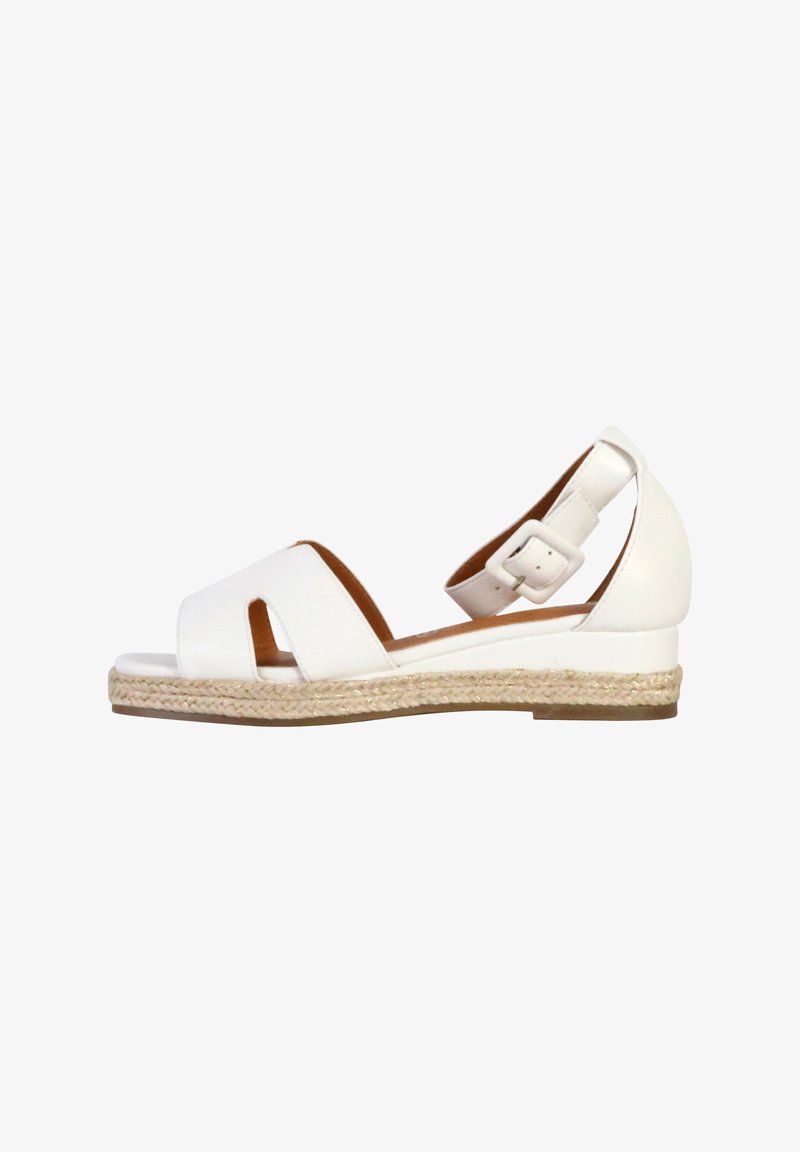 Sandales compensées blanches avec un design découpé, semelle intermédiaire en jute tressé et bride de cheville ajustable. Tige en cuir lisse et semelle plate.