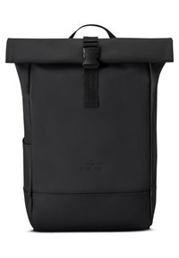 Rucsac negru cu debitare în partea de sus, fabricat dintr-un material rezistent, având o închidere cu curea în partea superioară, un buzunar lateral și branding embosat pe față.