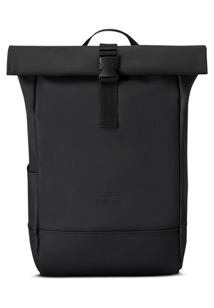 Rucsac negru cu debitare în partea de sus, fabricat dintr-un material rezistent, având o închidere cu curea în partea superioară, un buzunar lateral și branding embosat pe față.