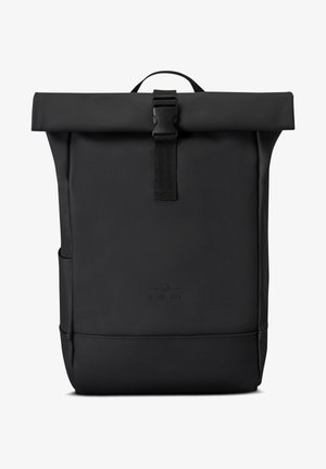 Mochila negra de tipo roll-top, fabricada con material duradero, que cuenta con un cierre de tira superior, un bolsillo lateral y un logotipo grabado en la parte frontal.