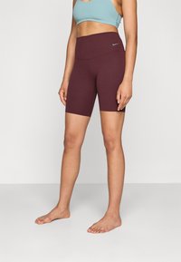 Maroon visoke biciklističke kratke hlače od rastezljivog materijala, s ravnim pojasom i malim reflektirajućim Nike logotipom sa strane.
