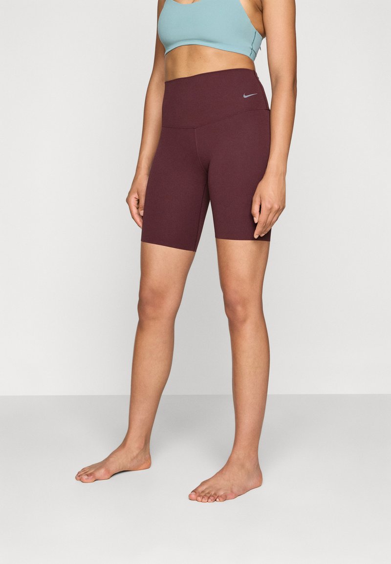 Maroon visoke biciklističke kratke hlače od rastezljivog materijala, s ravnim pojasom i malim reflektirajućim Nike logotipom sa strane.