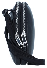 Bolsa de couro preta com dois fechos de correr prateados, formato retangular, superfície texturizada e alça de tecido ajustável.