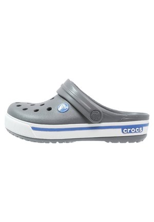 Grå Crocs klodsko med hvid og blå sål, ventilationshuller på toppen og en justerbar hælrem med cirkulære logoer.