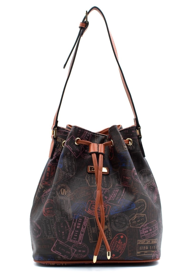 Borsa a secchiello realizzata in un tessuto scuro e testurizzato con motivi di timbri da viaggio multicolore, dettagli in pelle marrone e chiusura con cordoncino.