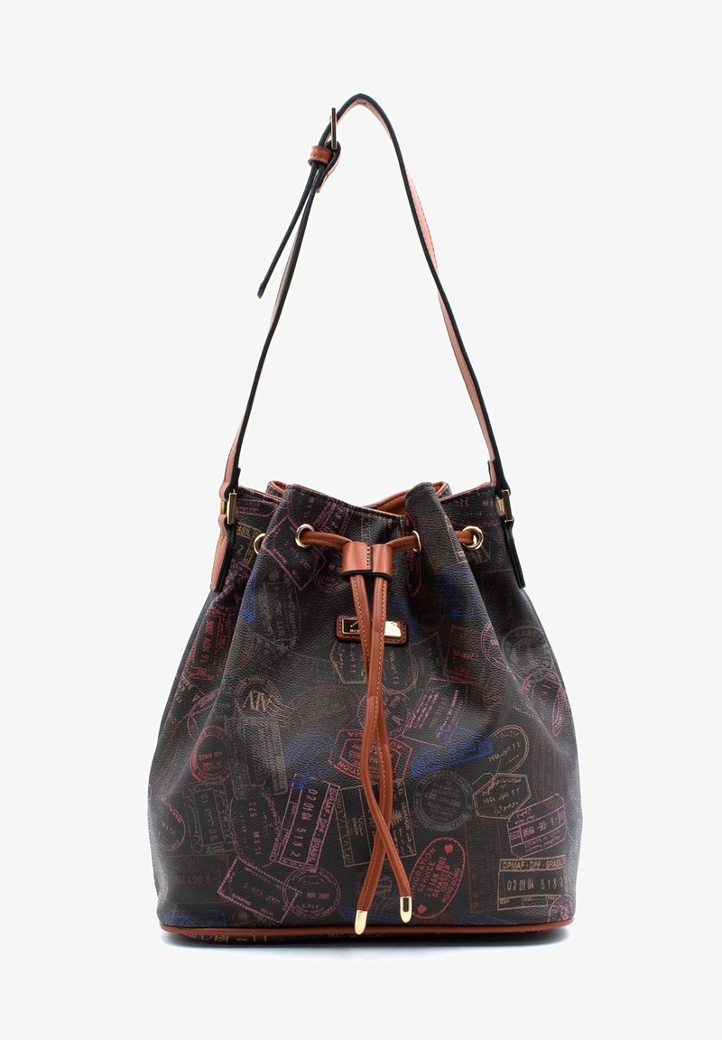 Borsa a secchiello realizzata in un tessuto scuro e testurizzato con motivi di timbri da viaggio multicolore, dettagli in pelle marrone e chiusura con cordoncino.