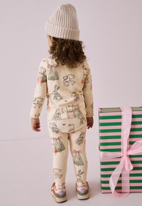 Next LONG SLEEVE REGULAR FIT SET - Tamprės – kelnės - cream christmas bunny characters