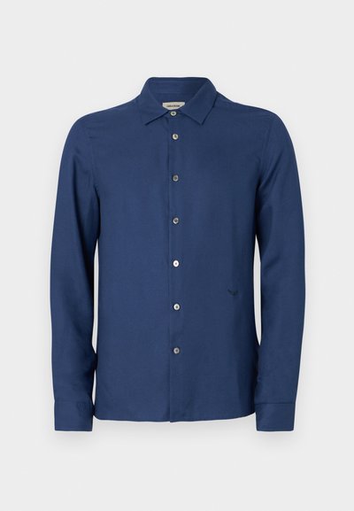 Marineblauwe, langarmige overhemd van een gladde stof; heeft een klassieke kraag, subtiel logo en een standaard knoopsluiting.