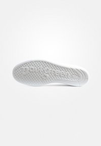 Bílá gumová podrážka boty se strukturovaným vzorem, který obsahuje kruhové gripy a vystouplé značkové jméno "Paul Green" výrazně zobrazené.