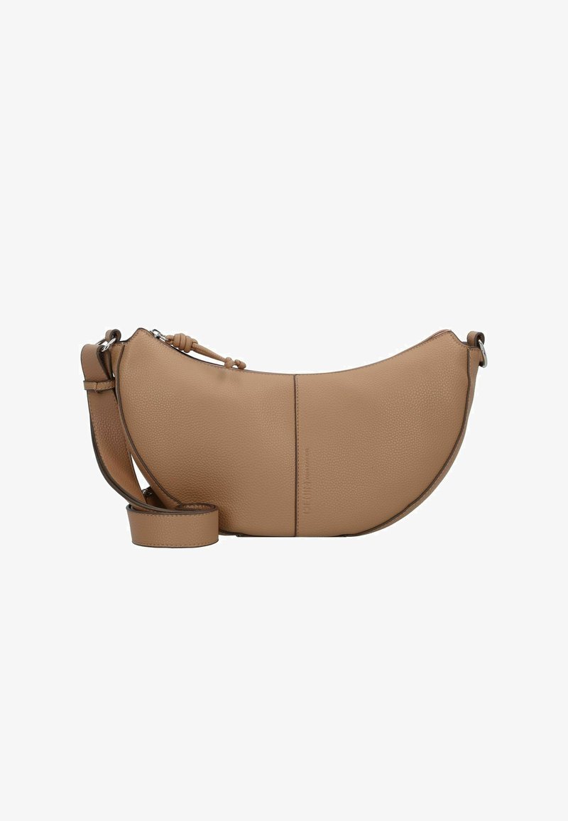 Bolso de hombro de cuero marrón claro con forma curva, acabado texturizado, correa ajustable y un sutil detalle de costura en la parte frontal.