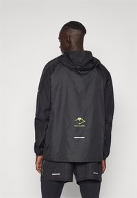 ASICS FUJITRAIL PACKABLE JACKET - Neperpučiamoji striukė - performance black