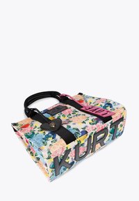 Borsa floreale multicolore di forma rettangolare, con manici neri e la scritta "KURT" in lettere grigie. Presenta un dettaglio a forma di cuore e un accento rosa acceso.