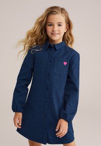 Abito navy con un motivo fluido, davanti con bottoni e maniche lunghe. Presenta un accento a forma di cuore rosa sul petto. Tessuto morbido.