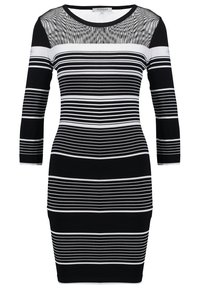Abito a righe bianche e nere con un design aderente, maniche lunghe e una rete trasparente orizzontale nella parte superiore. Tessuto in maglia con una texture liscia.