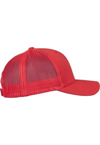 Rød caps med solid stoff foran og mesh bak for ventilasjon. Skjermen er buet, og den har en justerbar stropp bak.