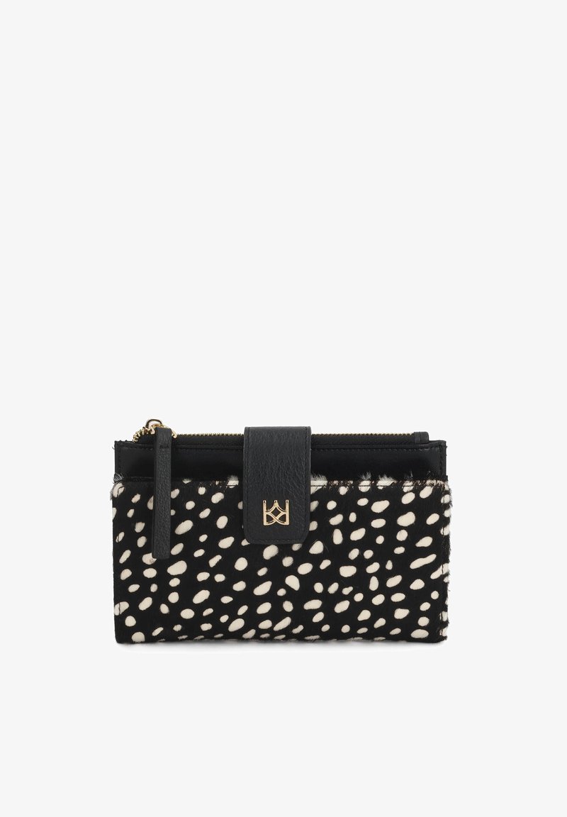 Μαύρο και λευκό πουα πορτοφόλι clutch με μαύρο δερμάτινο λουράκι και χρυσό φερμουάρ σε λευκό φόντο.
