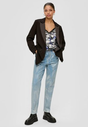 Zwarte blazer met satijnen revers, bloemetjesblouse, licht gewassen rechte jeans en zwarte platform schoenen. Glad materiaal, getailleerd ontwerp.