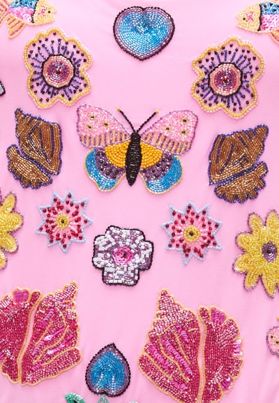 Korálková textília s ružovým pozadím a kvetinovými a motýlími vzormi v rôznych farbách, vrátane fialovej, modrej, žltej a ružovej.