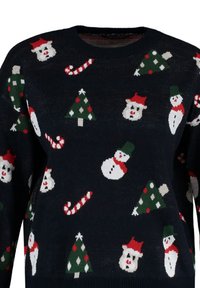 Granatowy sweter z białymi bałwankami, zielonymi choinkami i czerwonymi lizakami na wzorze na drutach. Okrągły dekolt i długie rękawy.