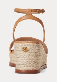 Bruna läderklackar med espadrille-jute-rep-häl, med en guldfärgad logotypaccent och en smal ankelsnodd.