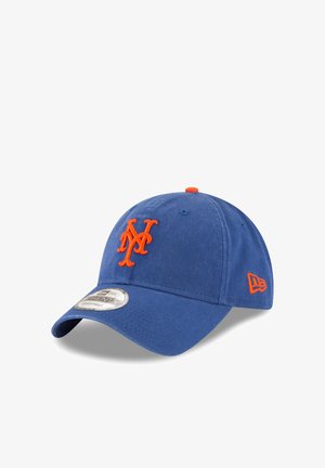 Gorra de béisbol azul hecha de algodón, con logo y acentos naranjas bordados. Visera curvada y correa ajustable en la parte trasera.