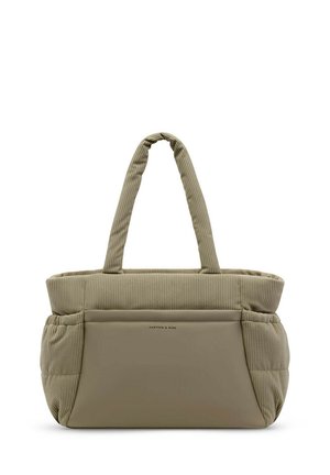Beige gewatteerde totebag met geribbelde stoffen handvatten, een voorvak en een zachte textuur, met het label "Kapten & Son" op het voorvak.