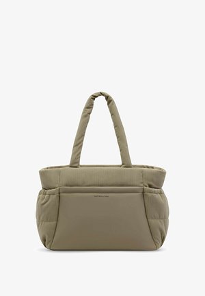 Beige gewatteerde totebag met geribbelde stoffen handvatten, een voorvak en een zachte textuur, met het label "Kapten & Son" op het voorvak.