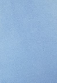 Tecido azul claro com uma textura suave e um padrão de tela subtil, apresentando uma cor uniforme e sem hardware ou detalhes visíveis.