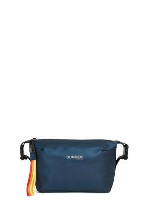 Borsa a tracolla rettangolare blu navy con logo "SUNDEK", spallacci neri regolabili e anello portachiavi in tessuto a righe rosso-gialle.