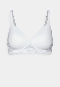 Reggiseno bianco con coppe sagomate lisce, spalline regolabili e dettagli in pizzo lungo la fascia inferiore e i lati.