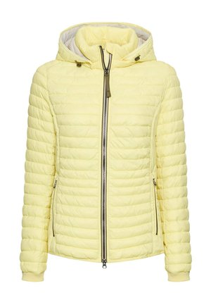 Geel doorgestikt jack met capuchon, voorzien van een volledige ritssluiting aan de voorkant en zijzakken. De stof oogt glad met lichte isolatie.