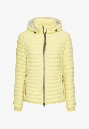 Gelbe Steppjacke mit Kapuze, ausgestattet mit durchgehendem Frontreißverschluss und Seitentaschen. Der Stoff wirkt glatt und mit leichter Isolierung versehen.
