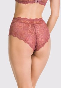 Koronkowe majtki z wysokim stanem w odcieniu przykurzonego różu, z kwiatowymi wzorami i falbaniastymi brzegami. Miękka faktura i misternie zaprojektowane detale.