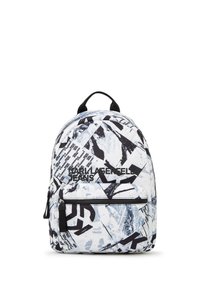 Mochila con un patrón abstracto en blanco y negro brillante, que cuenta con un bolsillo frontal con cremallera, texto del logo y un asa en la parte superior para llevarla.