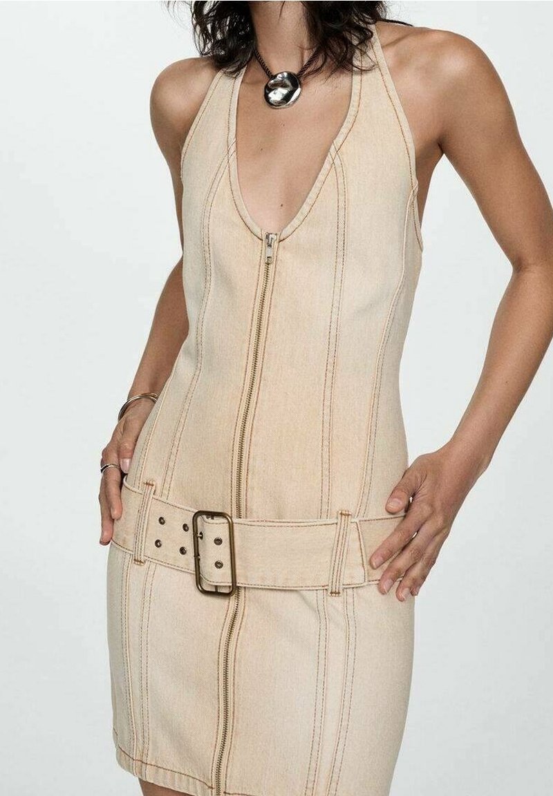 Robe en denim beige avec un décolleté en V profond, une fermeture éclair à l'avant et une taille large ceinturée. Couture contrastante et texture lisse.