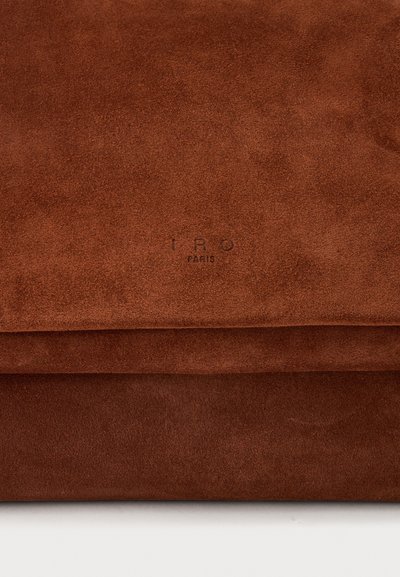 Pochette pliante en cuir suédé marron avec "IRO Paris" embossé sur la surface.