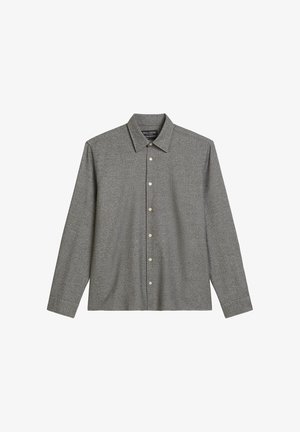 Grijze button-up blouse met lange mouwen en een puntige kraag, met zichtbare knopen aan de voorkant, plat gelegd op een witte achtergrond.