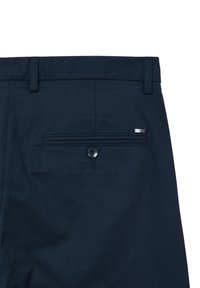 MarineblauesHosen mit flachem Vorderteil, Gürtelschlaufen und einer Gesäßtasche mit Knopfverschluss. GlatteTextur mit subtiler glänzenden Oberfläche.