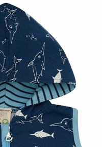 Marineblaues Weste mit Fischmuster, ausgestattet mit einer Kapuze und einem gestreiften hellblauen Innenfutter, aus Baumwolle gefertigt, mit einem Reißverschluss vorne.