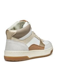 Bottines montantes en matériaux mixtes : cuir blanc, accents beiges et panneau de talon en suede marron. Présente une semelle en caoutchouc texturé.