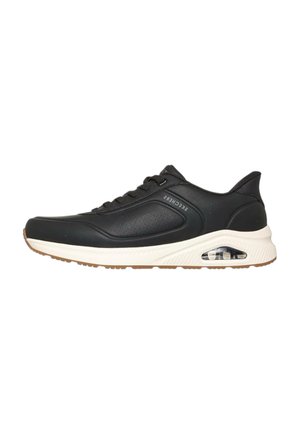 Sneaker nera bassa con suola bianca e cuscino ad aria visibile nella zona del tallone, con chiusura frontale con lacci e suola esterna testurizzata.