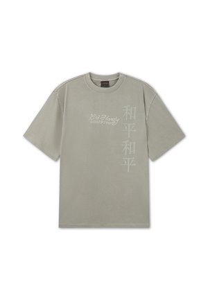 Hellgraues T-Shirt mit kurzen Ärmeln, auf der rechten Brust "Ed Hardy 1977" Schriftzug und drei senkrechte asiatische Schriftzeichen.