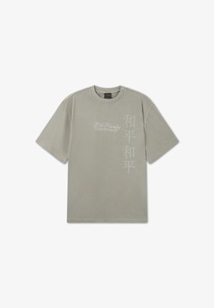 T-shirt a maniche corte grigio chiaro con la scritta "Ed Hardy 1977" e tre caratteri asiatici verticali sulla parte destra del petto.