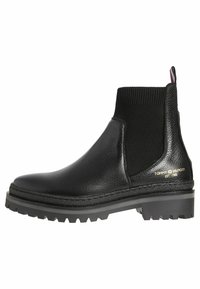 Schwarze Chelsea-Stiefel aus strukturiertem Leder, mit elastischen seitlichen Einsätzen, robusten Sohlen und goldfarbenem Logo-Akzent an der Seite.