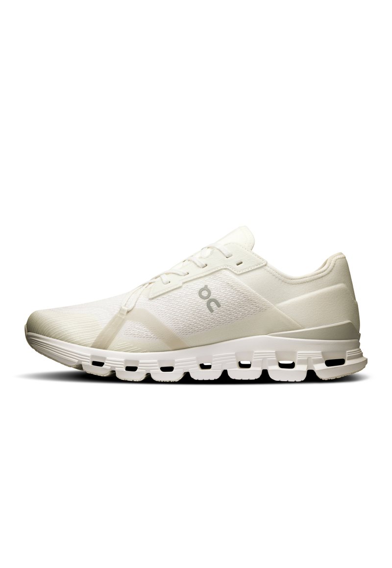 Baskets de sport blanches avec un dessus en mesh respirant, au design minimaliste, dotées d'une semelle rembourrée avec des découpes allongées pour un meilleur soutien.