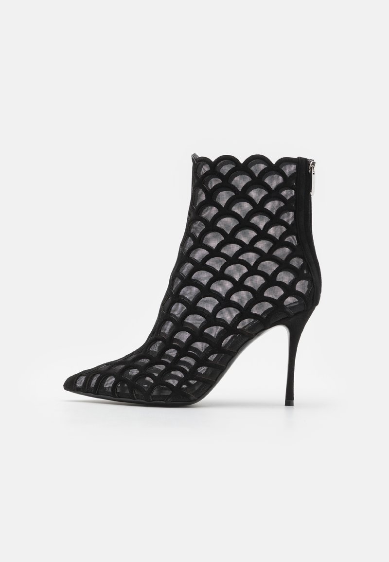 Botine negre cu vârf ascuțit, prezentând un superior din plasă texturată cu un design ondulat. Toc stiletto și închidere cu fermoar la spate.