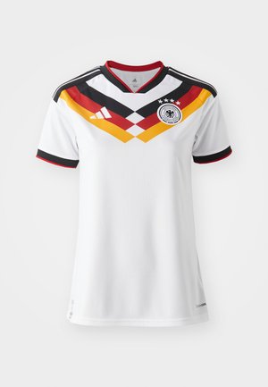 Maillot de football Adidas blanc avec les couleurs du drapeau allemand sur la poitrine et le logo du Deutscher Fussball-Bund avec quatre étoiles au-dessus.